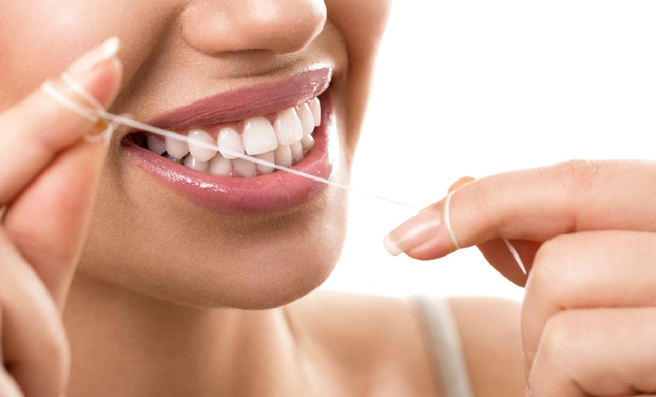 Χρησιμοποιήστε καθημερινά οδοντικό νήμα στα δόντια σας.