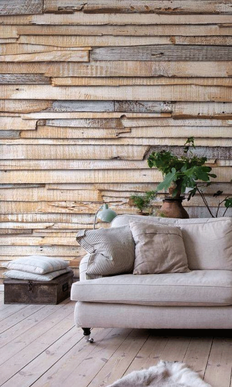 Η χρήση ξύλων από παλιές παλέτες θα σας έρθει όχι μόνο πιο οικονομικά αλλά αισθητικά και πιο ωραία. Φροντίστε μονάχα να τις καθαρίσετε καλά πριν τις τοποθετήσετε στον τοίχο. 