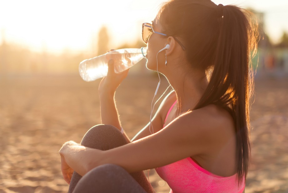 Πίνετε ένα ποτήρι νερό (το λιγότερο) ανά μία ώρα όση ώρα είστε στην παραλία.