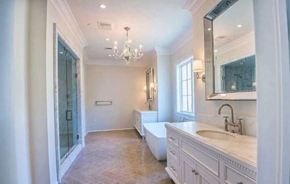 To ύφος του μπάνιου είναι ανάλογο με αυτό του υπόλοιπου σπιτιού, με μία μαρμάρινη μπανιέρα στη μέση και ένα πολυέλαιο να συμπληρώνει το φως του ήδη φωτεινού χώρου. 