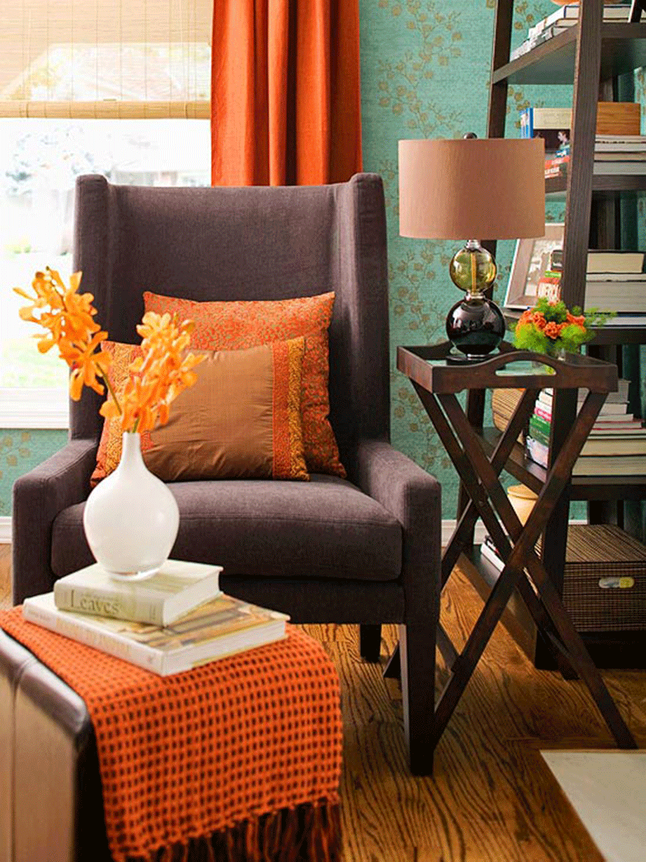 Μια κουρτίνα σε πορτοκαλί απόχρωση θα φέρει το Φθινόπωρο στο καθιστικό σας. Συμπληρώστε με μαξιλάρες και ριχτάρια στην ίδια απόχρωση. 
