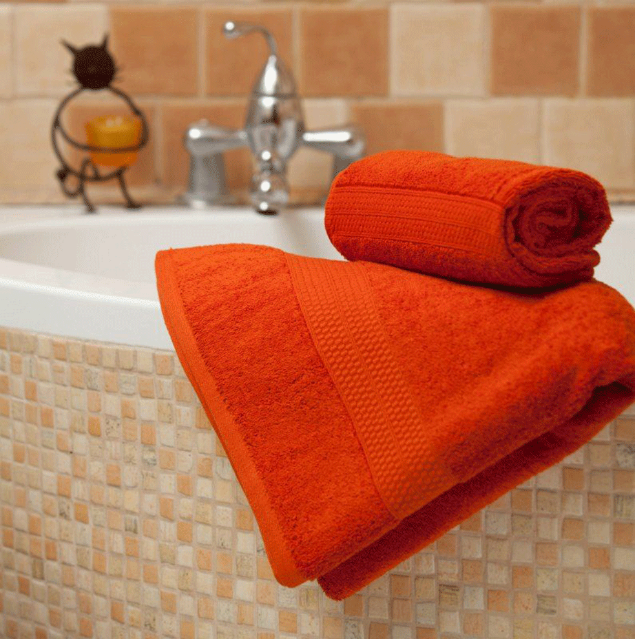 Οι σε πορτοκαλί απόχρωση πετσέτες θα αλλάξουν την εικόνα του μπάνιου. 