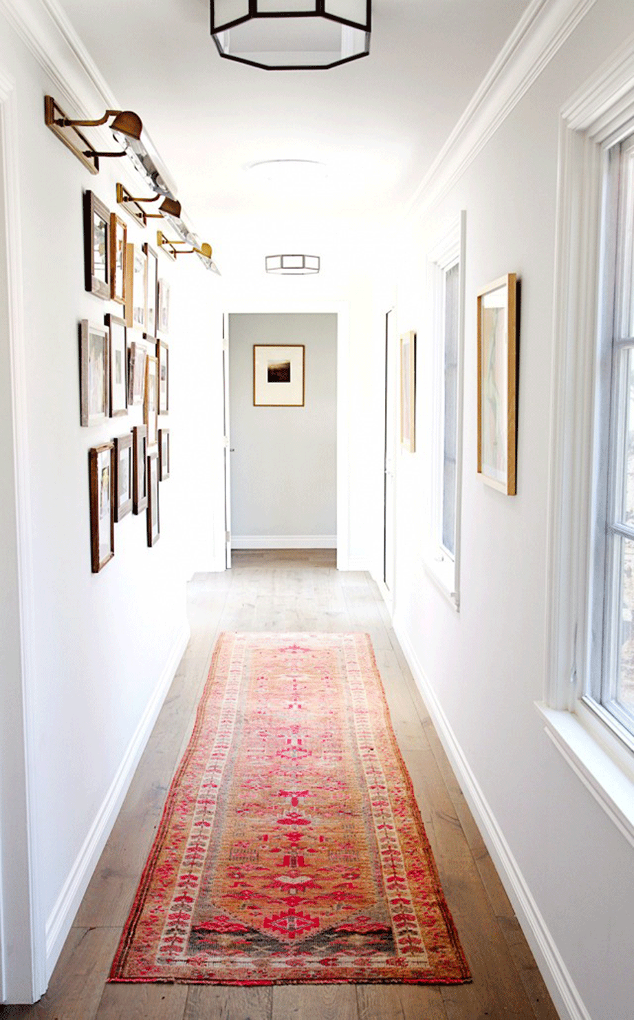 Ένα χαλί στο διάδρομο του σπιτιού είναι μια καλή αρχή για τη φθινοπωρινή του διακόσμηση. Δείτε εδώ κι άλλους τρόπους με τους οποίους μπορείτε να διακοσμήσετε το διάδρομο του σπιτιού σας. 