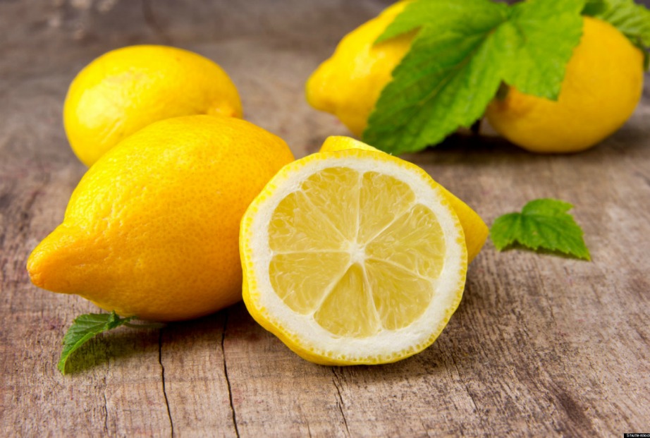 Για το αιθέριο έλαιο χρησιμοποιήστε μεγάλα λεμόνια που είναι συνήθως πιο αρωματικά καθώς έχουν πιο χοντρή φλούδα.