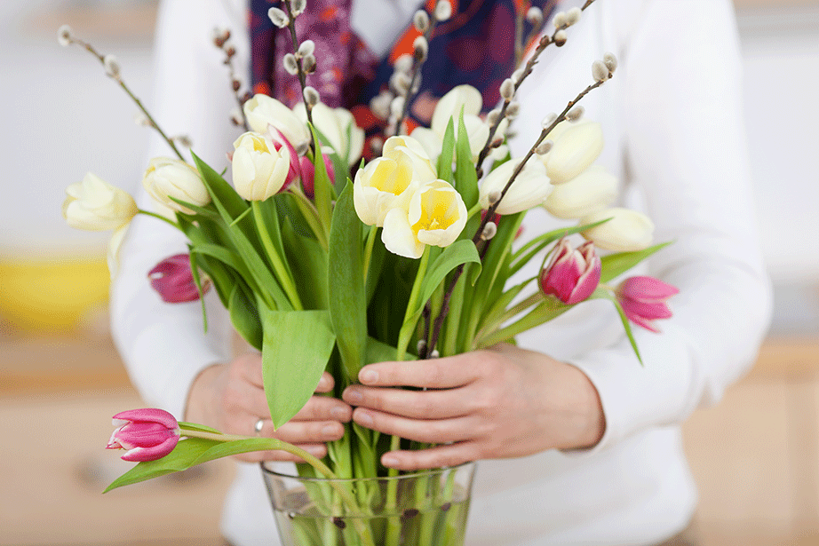 Μερικά λουλούδια μέσα σε ένα βάζο στο τραπέζι του σαλονιού είναι μια υπέροχη κίνηση. Δείτε πως μπορείτε να κρατήστε ζωντανά τα λουλούδια μέσα σε ένα βάζο για περισσότερο καιρό. 