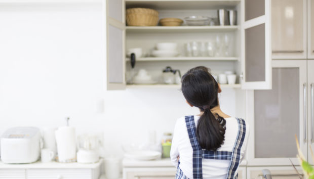 Έξυπνοι Τρόποι για να Χωρέσετε Πολύ Περισσότερα Πράγματα στα Ντουλάπια της Κουζίνας σας
