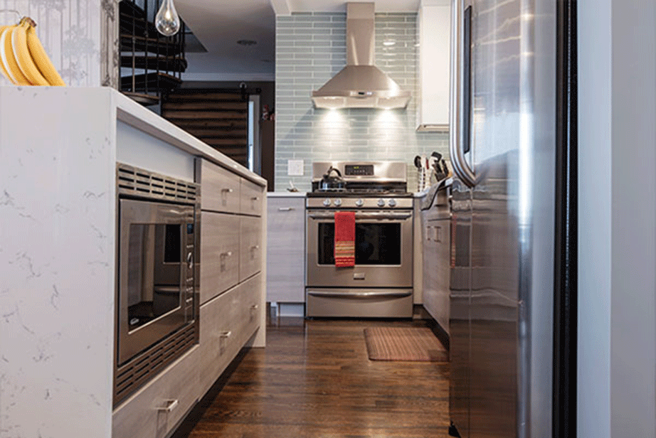 Οι αποχρώσεις των ντουλαπιών της κουζίνας δένουν απόλυτα με τη σκούρα απόχρωση του δαπέδου. 