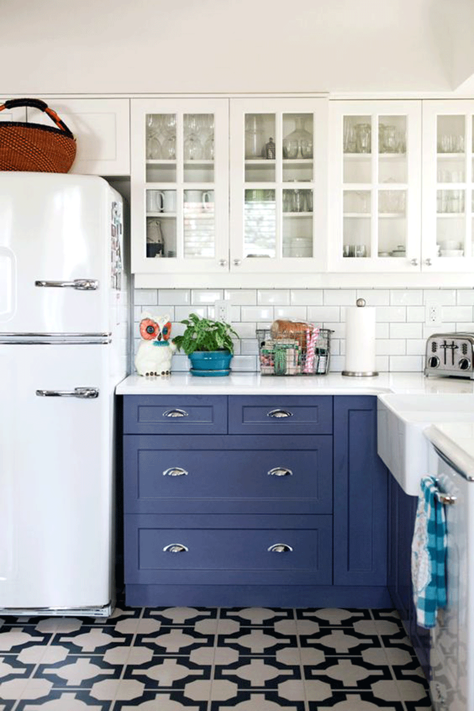 Στην περίπτωση που θέλετε το μπλε σε μεγαλύτερες δόσεις μέσα στο χώρο της κουζίνας προσθέστε στο εσωτερικό των ντουλαπιών, αν αυτά έχουν πορτάκια με γυαλί όπως της εικόνας, ταπετσαρία με σχήματα σε μπλε αποχρώσεις. Μια ριγέ μπλε - λευκό θα ήταν μια εξαιρετική επιλογή. 