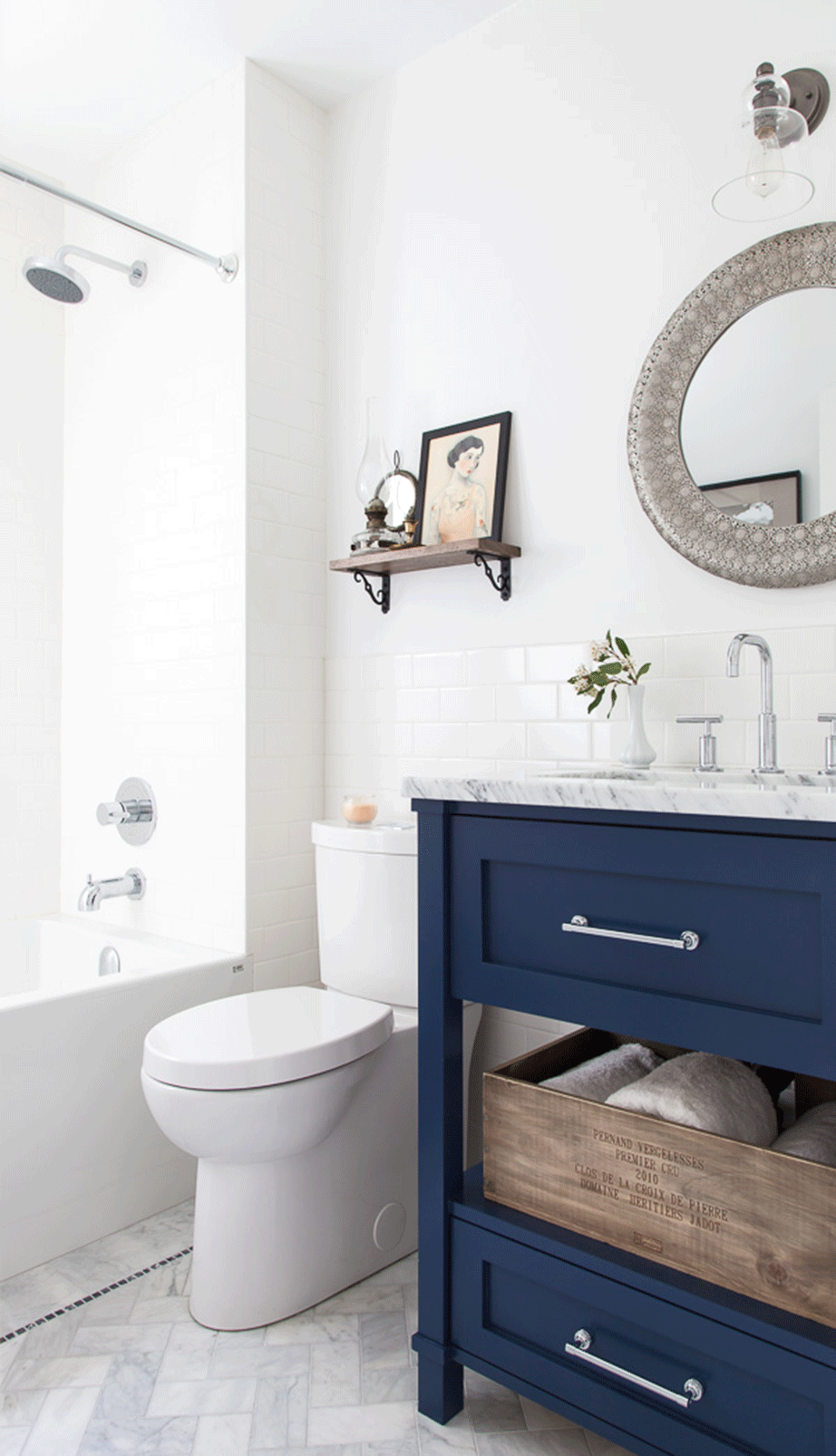 Ένας στρογγυλός καθρέπτης με μεταλλικό περίγραμμα και διακριτικά σκαλίσματα πάνω από τον νιπτήρα θα συμπληρώσει διακοσμητικά το μπάνιο σας. 