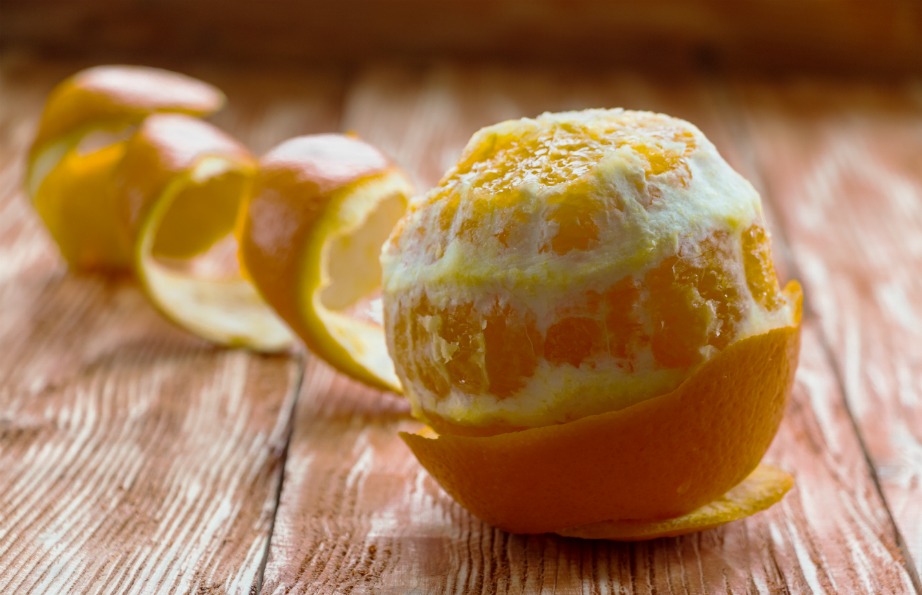 Η φλούδα του πορτοκαλιού σε συνδυασμό με το αλάτι απορροφά όλες τις δυσάρεστες μυρωδιές.