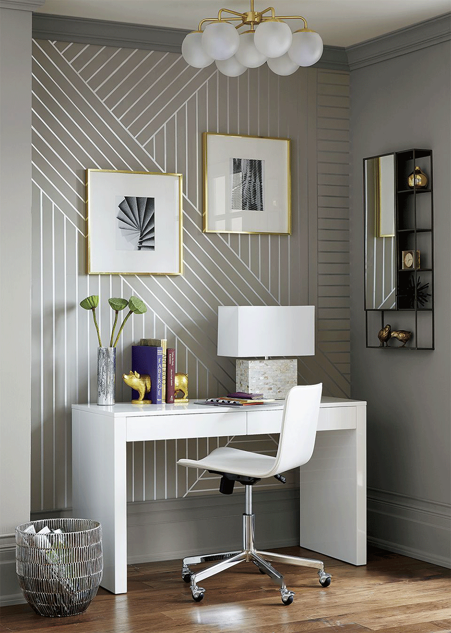 Βάλτε στον τοίχο με την ταπετσαρία κάδρα χρυσού πλαισίου με μεγάλο λευκό πασπαρτού και θέματα ανάλογου ύφους με το υπόλοιπο του χώρου. 