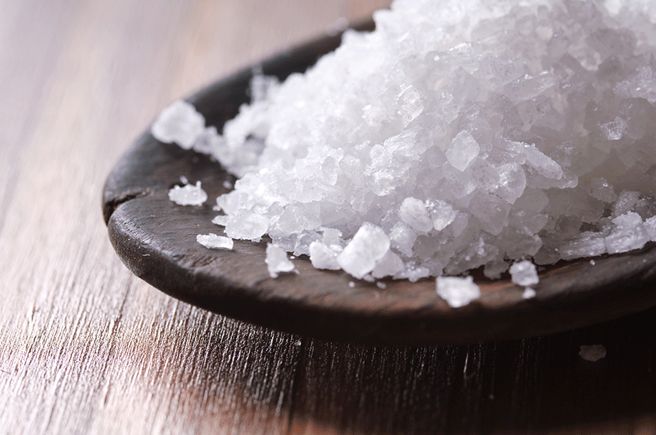 Χρησιμοποιήστε «ψιλό» αλάτι για να μην προκαλέσετε εκδορές στα χέρια σας. 