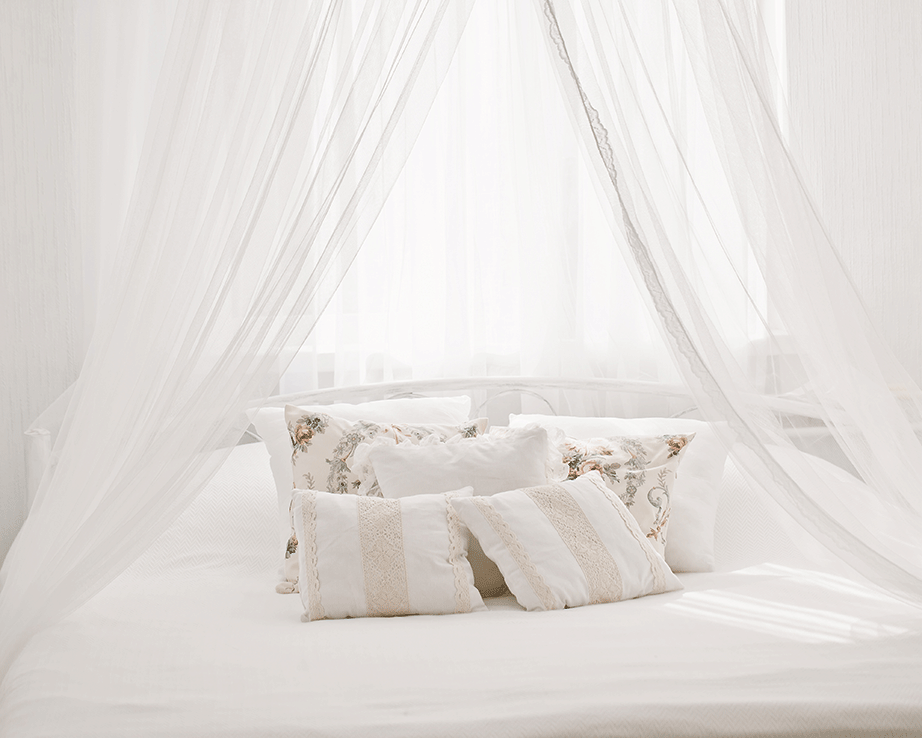 Μερικές μαξιλάρες επάνω στο κρεβάτι με διαφορετικά παλ χρώματα και δαντέλες θα σπάσουν την ισορροπία του λευκού δίνοντας περισσότερες νότες ρομαντισμού στο χώρο. 
