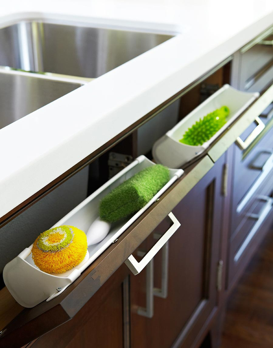 Απελευθερώστε τον πάγκο της κουζίνας σας από σφουγγαράκια, συρματάκια και βούρτσες πλυσίματος.