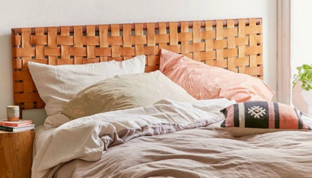 Μαστορέματα Σαββάτου: Φτιάξτε Εύκολα ένα Ιδιαίτερο Κεφαλάρι για το Κρεβάτι σας