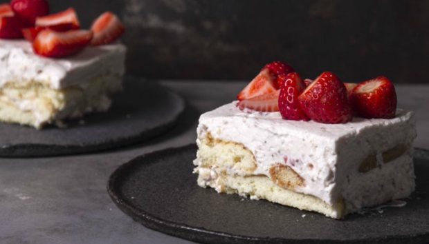 Γλυκό Ψυγείου με Φράουλες: Το πιο Ανοιξιάτικο Γλυκό Έτοιμο σε 20'