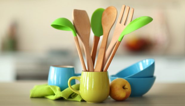 8 Πανέξυπνοι και Οικονομικοί Τρόποι για να Βάλετε Χρώμα στην Κουζίνα σας