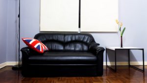 μαύρος δερμάτινος καναπές