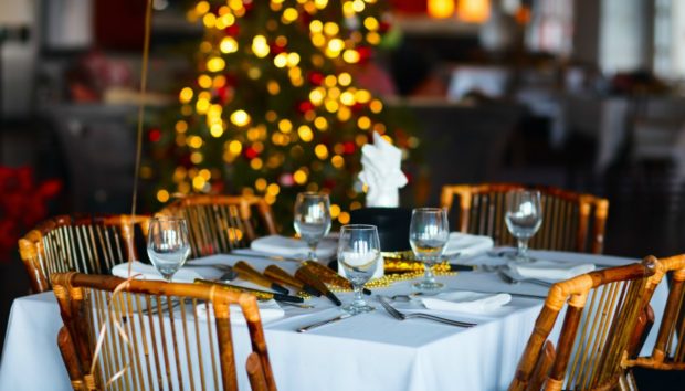 7 Βήματα που Πρέπει να Ακολουθήσετε για να Στρώσετε το πιο Όμορφο Χριστουγεννιάτικο Τραπέζι