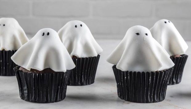 Halloween: Δείτε πώς θα Φτιάξετε Cupcakes Φαντασματάκια Μέσα σε Λίγα Λεπτά