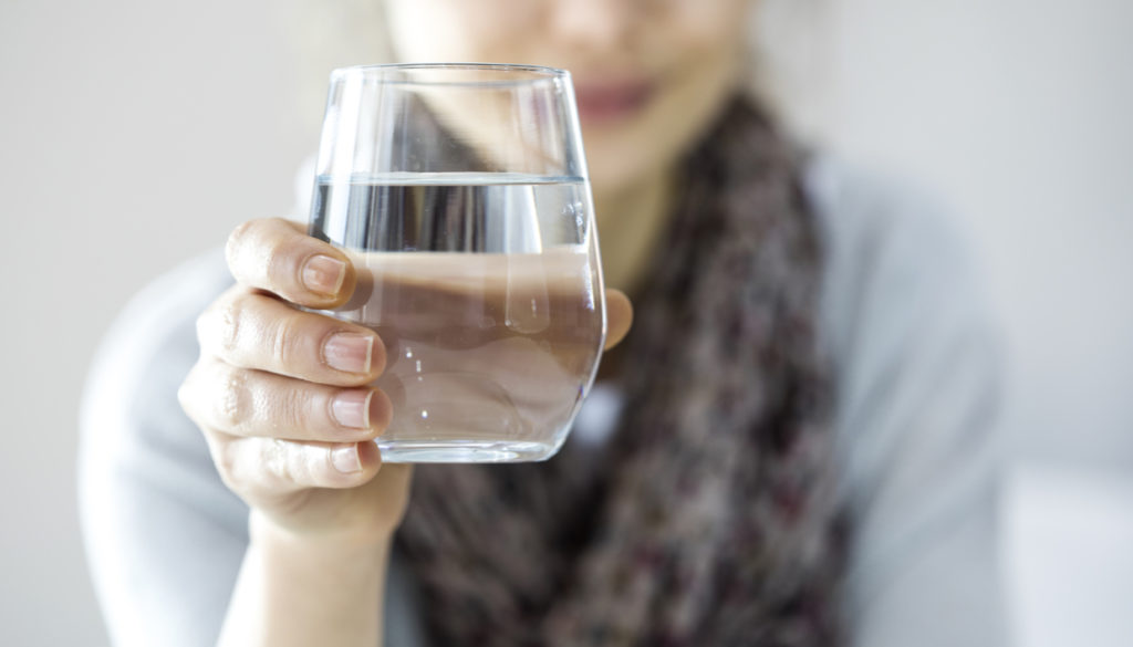 Νερό πριν το φαγητό: Βοηθάει να χάσω βάρος;