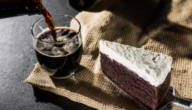 Chocolate Guinness Cake: Αυτό το Αφράτο Κέικ με Προσθήκη Μπίρας Είναι ό,τι πιο Λαχταριστό Μπορείτε να Φτιάξετε στο Σπίτι