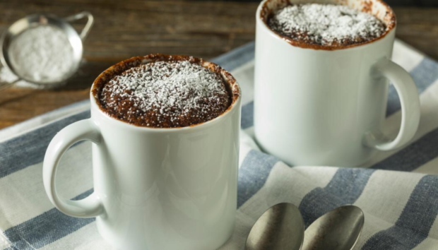 Coffee Mug Cake: Αυτό το Απίθανο, Ατομικό Κέικ με Καφέ σε Κούπα Γίνεται σε 2 Λεπτά και Τρώγεται Αμέσως