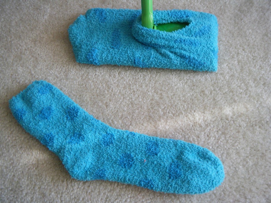 Χρησιμοποιήστε την κάλτσα ως ανταλλακτικό πανάκι της σκούπας για να καθαρίζετε τη σκόνη από το πάτωμα.