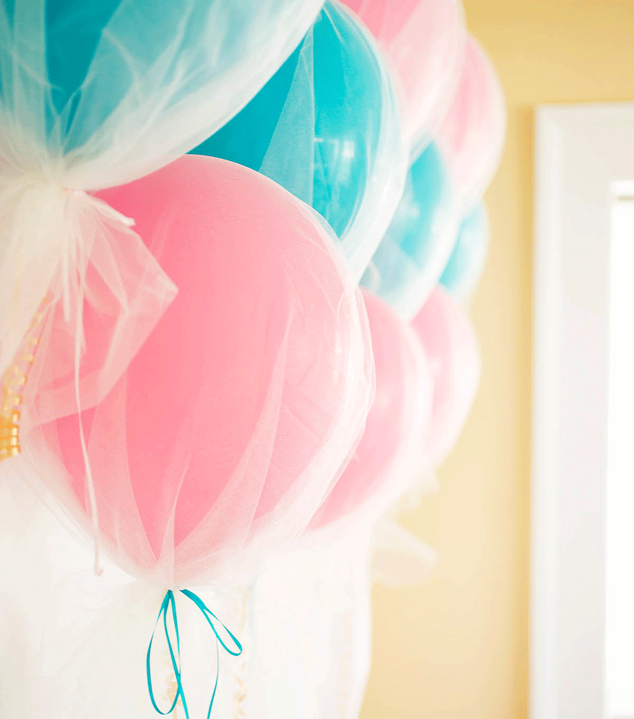 Χρησιμοποιείστε πολλές κορδέλες στο δέσιμο για να δώσετε περισσότερη χάρη ή τοποθετήστε μερικά πομ πομ περιμετρικά του δεσίματος φτιάχνοντας έτσι ένα «περικάρπιο» για τα μπαλόνια σας! 