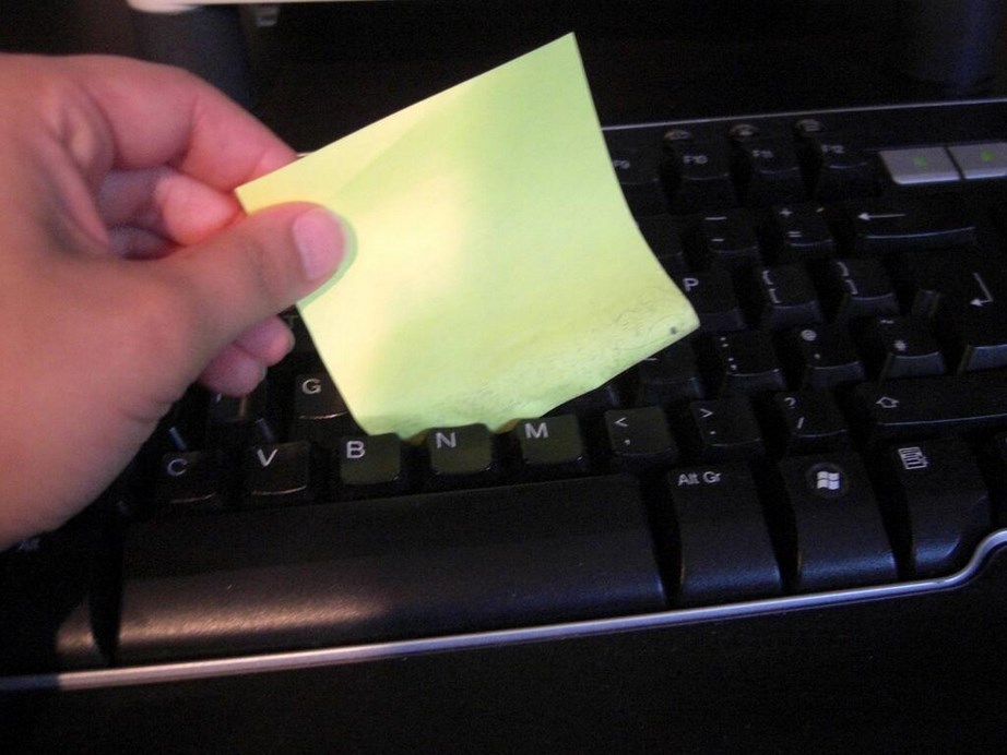 Καθαρίστε το πληκτρολόγιό σας με χαρτάκια σημειώσεων.