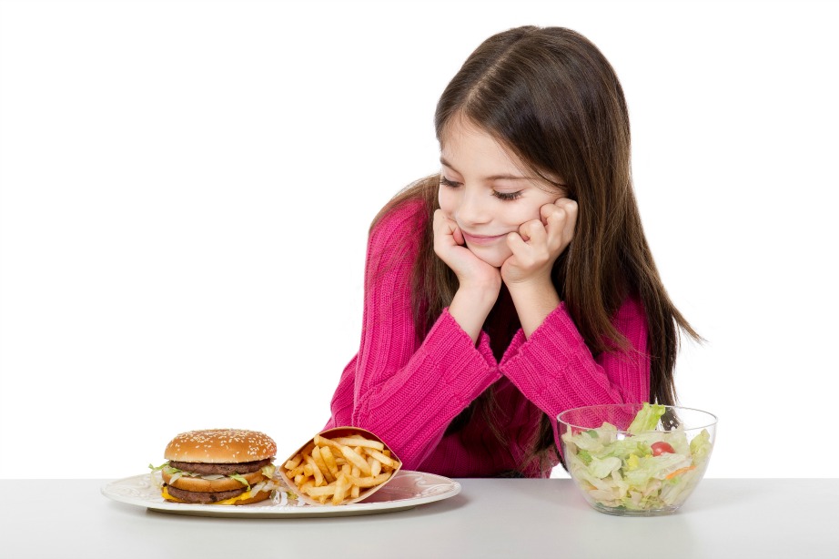Αν θέλετε το παιδί σας να τρώει υγιεινά, μην αναφέρετε το βάρος του για να το πείσετε.
