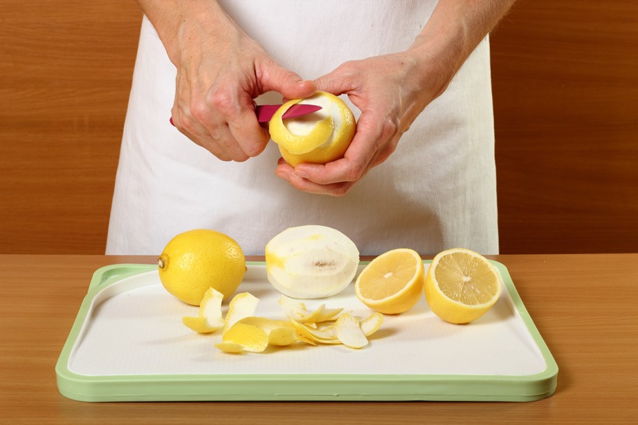 Κόψτε φλούδες λεμονιού και τοποθετήστε τες στον πάτο του κάδου απορριμάτων.