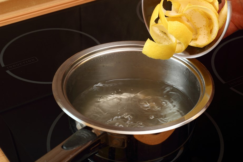 Βάλτε σε ένα κατσαρολάκι νερό και φλούδες λεμονιού.