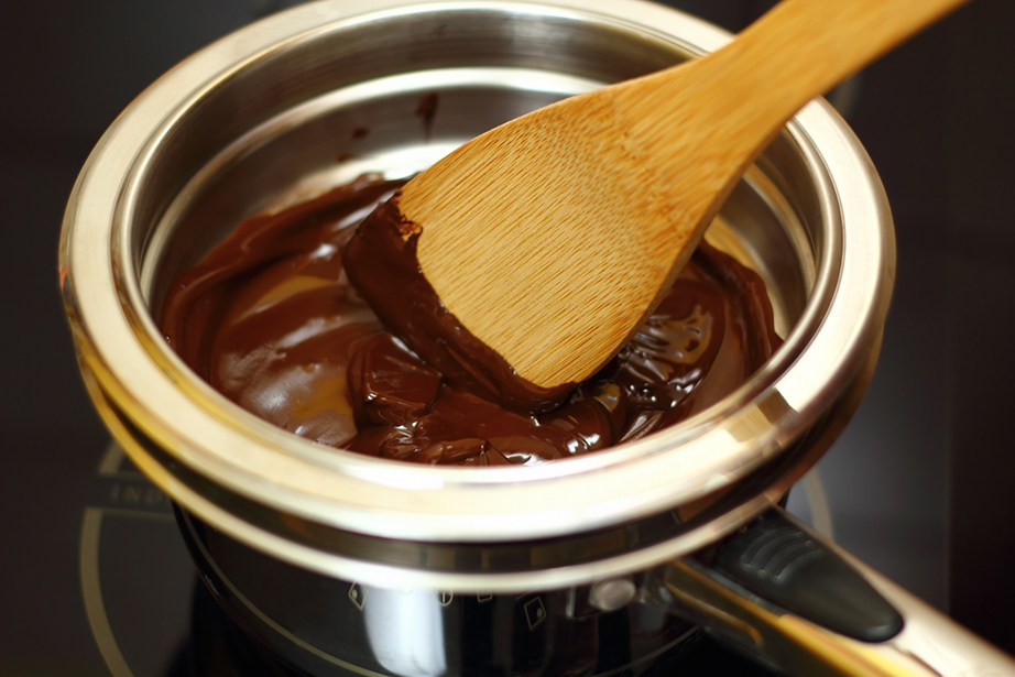 Χρησιμοποιήστε εναλλακτικά μπεν μαρί για να λιώσετε τη σοκολάτα. 