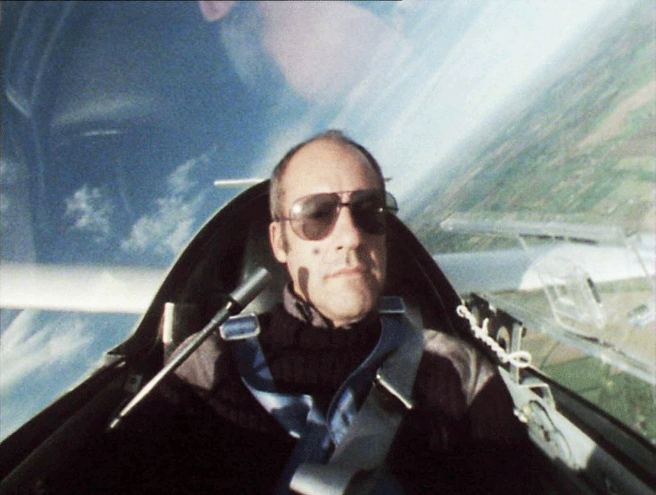 Νόρμαν Φόστερ, κατά τη διάρκεια πτήσης μονοθέσιου αεροσκάφους. 