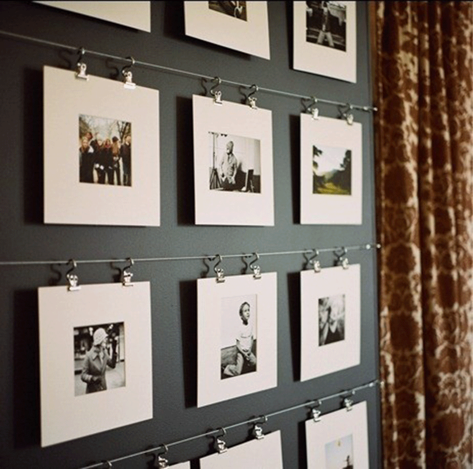 Σε ένα τοίχο με έντονο χρώμα, ακόμη και σκούρο, οι φωτογραφίες μέσα στα λευκά πασπαρτού θα αναδειχθούν το έπακρον. 