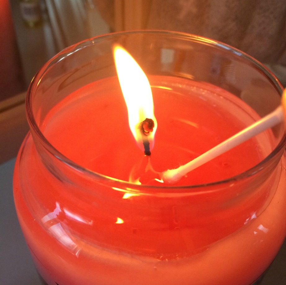 Ανάψτε ένα κερί με τη βοήθεια μια μπατονέτας.