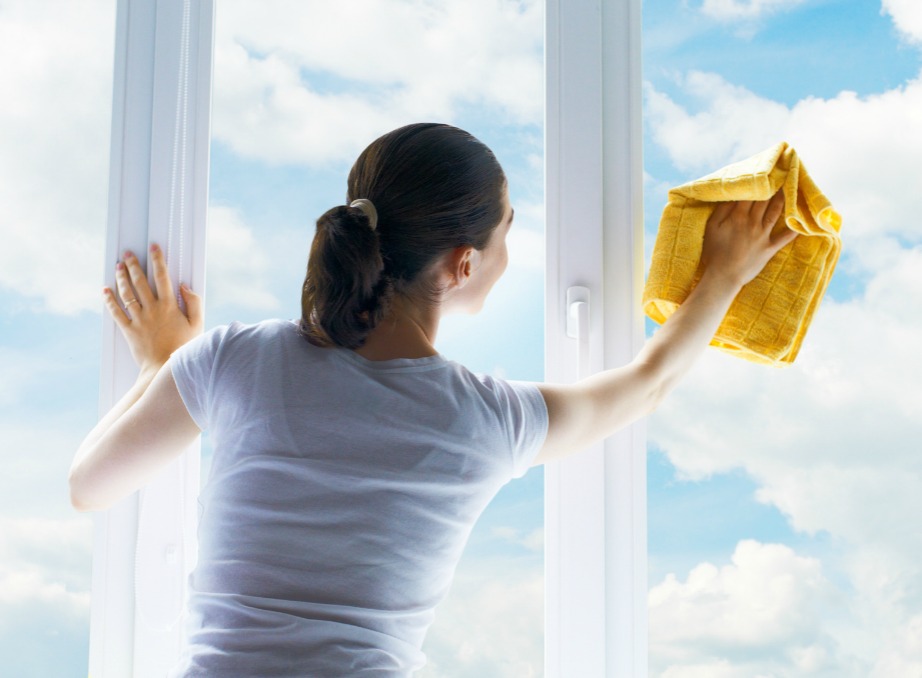 Αποφύγετε να καθαρίσετε τα παράθυρά σας τις ηλιόλουστες μέρες.