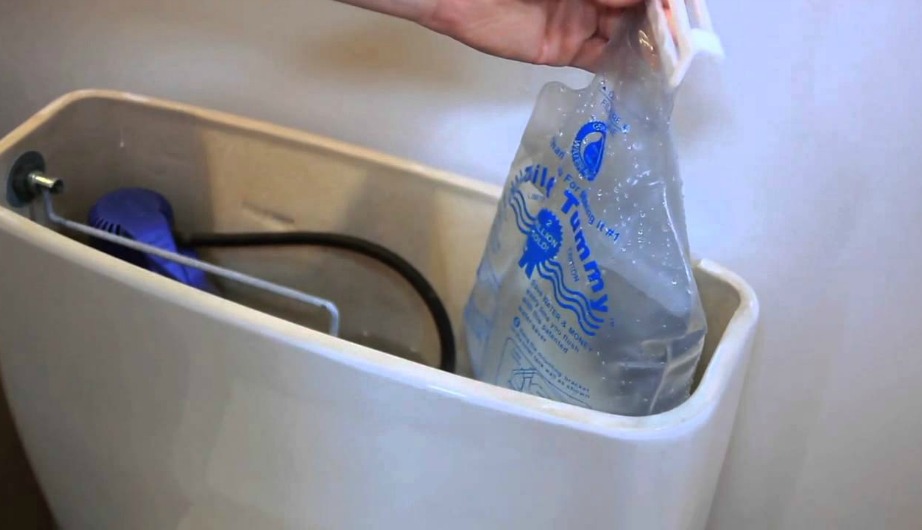 Βάζοντας πλαστικά μπιυκάλια ή ειδικές σακούλες νερού θα μειώσετε την ποσότητα νερού που ρίχνει το καζανάκι σας.