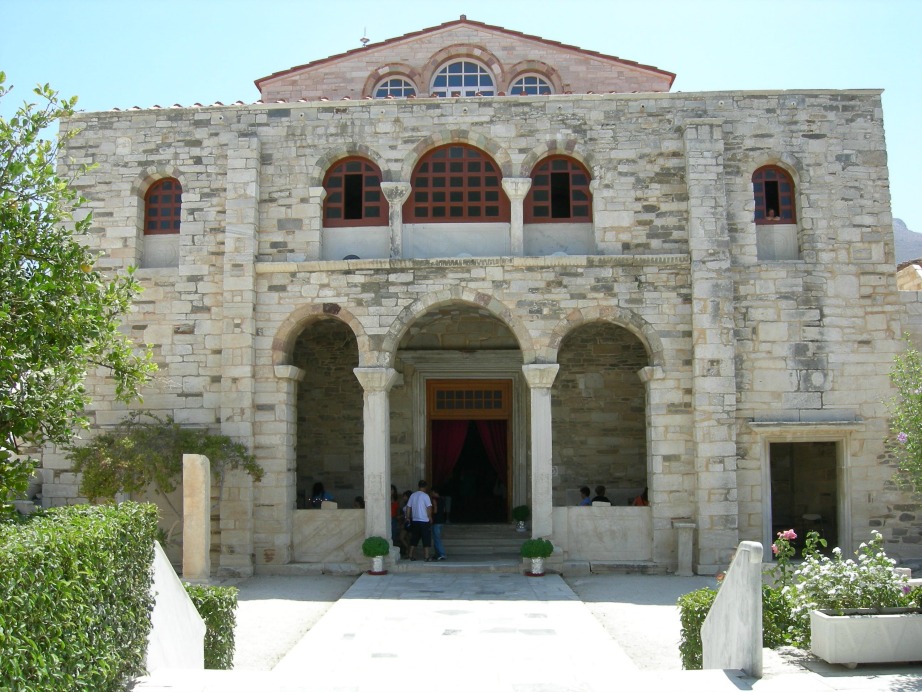 Ο πλέον αναγνωρίσιμος Ιερός Ναός Της Παναγίας της Εκατονταπυλιανής στην Παροικιά της Πάρου. 