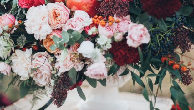 5 Κόλπα για να Κάνετε τα Λουλούδια σας να Δείχνουν πιο Πλούσια
