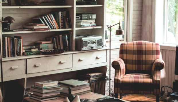 6 Διακοσμητικές Ιδέες για να Τοποθετήσετε τα Βιβλία σας στο Σπίτι, Εκτός από τη Βιβλιοθήκη