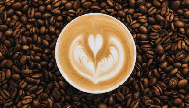 Τελικά ο Καφές Αυξάνει ή Μειώνει την Αρτηριακή πίεση; Νέα Έρευνα Απαντά