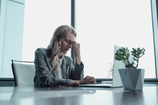 Νέα Μελέτη: Το Άγχος για τα Οικονομικά είναι Χειρότερο και από το Πένθος