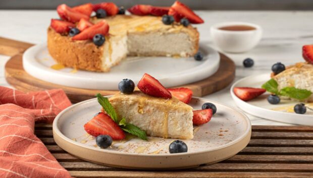 Cheesecake με Aνθότυρο και Φράουλες από τον Άκη Πετρετζίκη