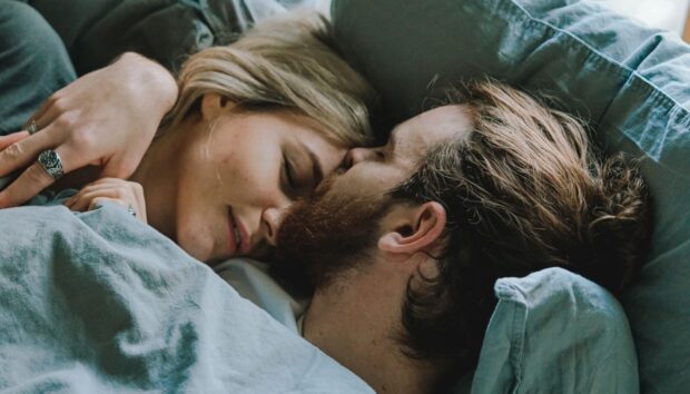 Ο Ύπνος με Τον Σύντροφο είναι Καλύτερος και πιο Υγιεινός από το να Κοιμάσαι Μόνος – Μελέτη