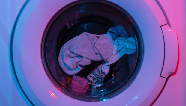 3 Λόγοι που Μυρίζουν Άσχημα τα Ρούχα Αμέσως Μετά το Πλύσιμο