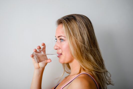 Βοηθά να Πίνετε Νερό την Ώρα του Φαγητού για να Χάσετε Βάρος;