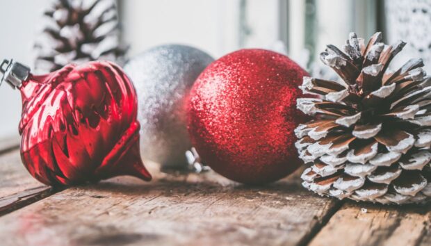 Πώς να Διακοσμήσετε το Coffee Table με Στολίδια από το Χριστουγεννιάτικο Δέντρο