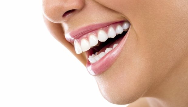 Ο πιο Εύκολος Τρόπος για να Λευκάνετε τα Δόντια σας (VIDEO)!